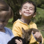 Kaninchen und Kinder; © photos.com