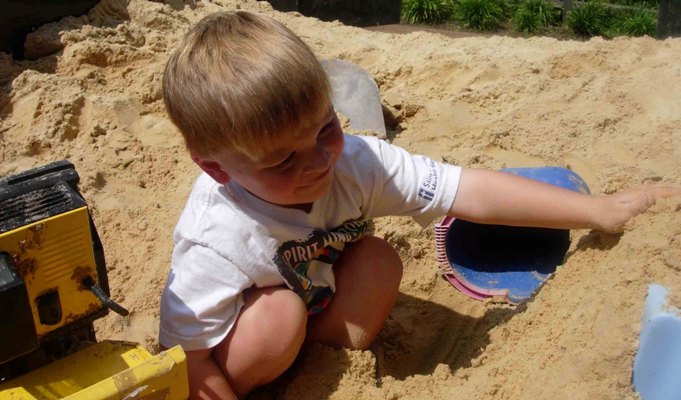 Mit frisch aufgefülltem Sand kommt bei den Kleinen Freude auf - und Sauberkeit ins Spiel