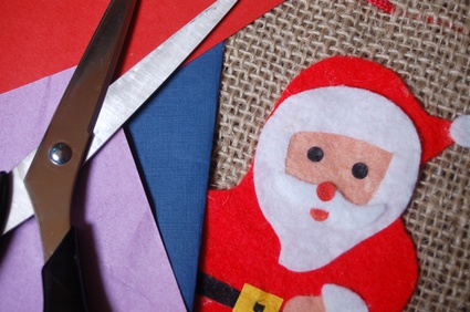 Weihnachtsgeschenke zum Selberbasteln. Weihnachtsmann mit Schere © thingamajiggs - Fotolia.com